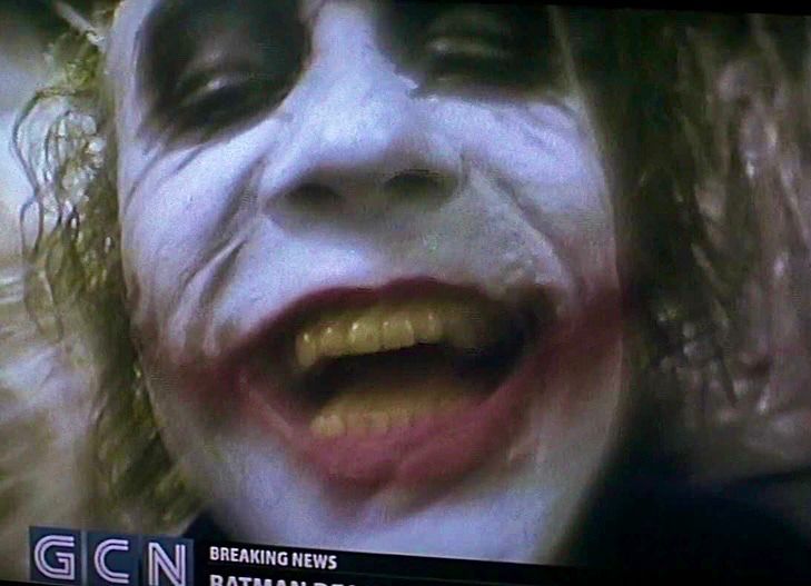 ⠀
   “ Happy New Year~ น้าา~ HA! HA—

   ปีใหม่นี้ฉันคงจะไม่ขอให้พวกแกมีความสุขกันหรอกนะ เพราะฉันจะเป็นคนสร้างความสุขนั้นเอง ด้วยแก๊สหัวเราะของฉันเองแหละ HA! HA! HAH! ”

   ว่าไปแล้วก็หวังว่ายังจะอวยพรทันอยู่ เพราะเขาเองก็จำได้ว่าห่างหายไปนานพอควร
⠀