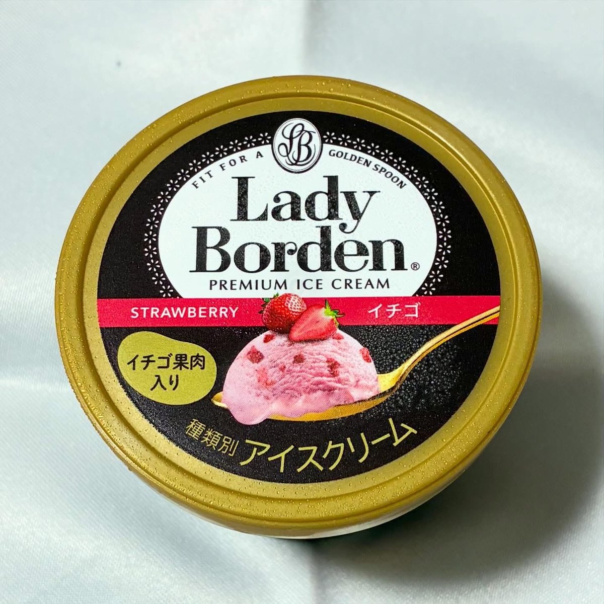 【1月1日(木)の〆アイス】2026年まずは定番品のレビューをしてこなかったレディーボーデンをピックアップ。レディーボーデンといえば個人的にパイントのストロベリーでしたが昨年9月にミニカップで登場。唯一無二のいちご味。
『レディーボーデン　ミニカップ　イチゴ』 ★★★★★
#アイス #ロッテ