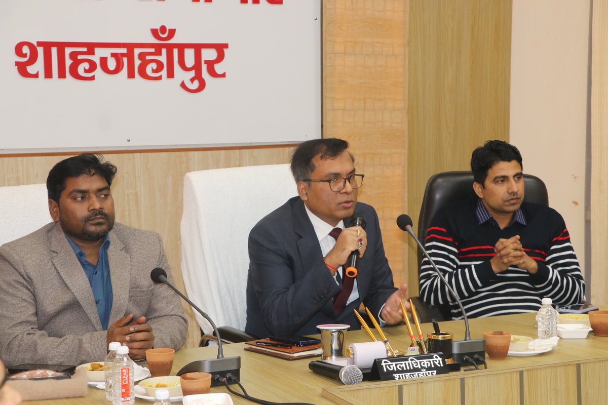 dmupsha's tweet photo. नए वर्ष 2026 के अवसर पर आज कलेक्ट्रेट स्थित बिस्मिल सभागार में कलेक्ट्रेट के अधिकारियों एवं कर्मचारियों के साथ कार्यक्रम आयोजित किया गया। इस मौके पर सभी को नए साल की हार्दिक शुभकामनाएं देते हुए तनावमुक्त रहकर कार्य करने, जीवन और कार्य के बीच संतुलन बनाए रखने पर चर्चा की। https://t.co/Wte3hahBVt