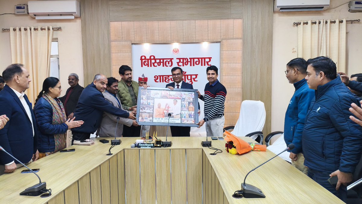 dmupsha's tweet photo. नए वर्ष 2026 के अवसर पर आज कलेक्ट्रेट स्थित बिस्मिल सभागार में कलेक्ट्रेट के अधिकारियों एवं कर्मचारियों के साथ कार्यक्रम आयोजित किया गया। इस मौके पर सभी को नए साल की हार्दिक शुभकामनाएं देते हुए तनावमुक्त रहकर कार्य करने, जीवन और कार्य के बीच संतुलन बनाए रखने पर चर्चा की। https://t.co/Wte3hahBVt