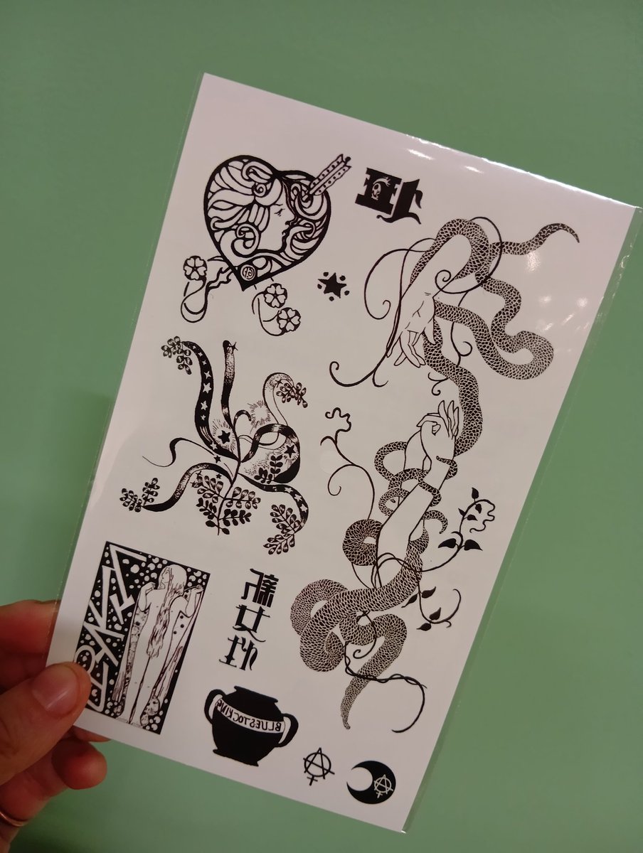 岡本詩織です👽💐

明けましておめでとうございます🐎🎍
本年もよろしくお願いいたします！！

元日は美術館へ行きました。〈ミュージアムショップでタトゥーシールを買った。これは夏の肌に付けるものであろう。夏まで生きていようと思った。〉です✌🏼