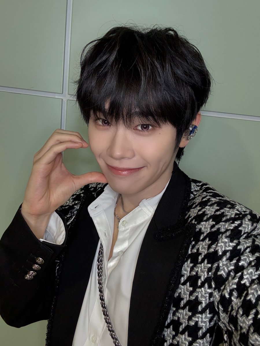 태래 핑크색 렌즈꼈었네!!!