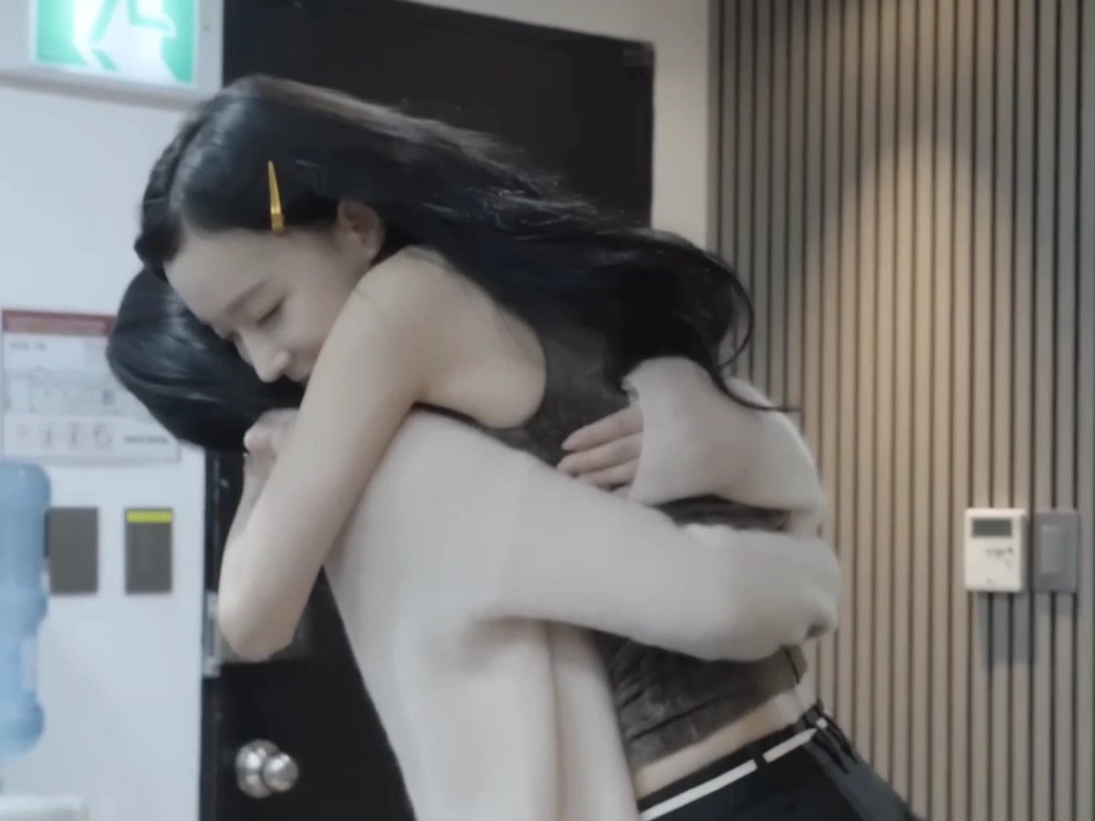 radred0's tweet image. Karina is truly the BIGGEST supporter of Winter, giving her a surprise birthday cake, helping her with her hairdo for the event, giving her the TIGHTEST support hug, and even feeling nervous but also proud for her 😭 maaan i want to have someone like that too