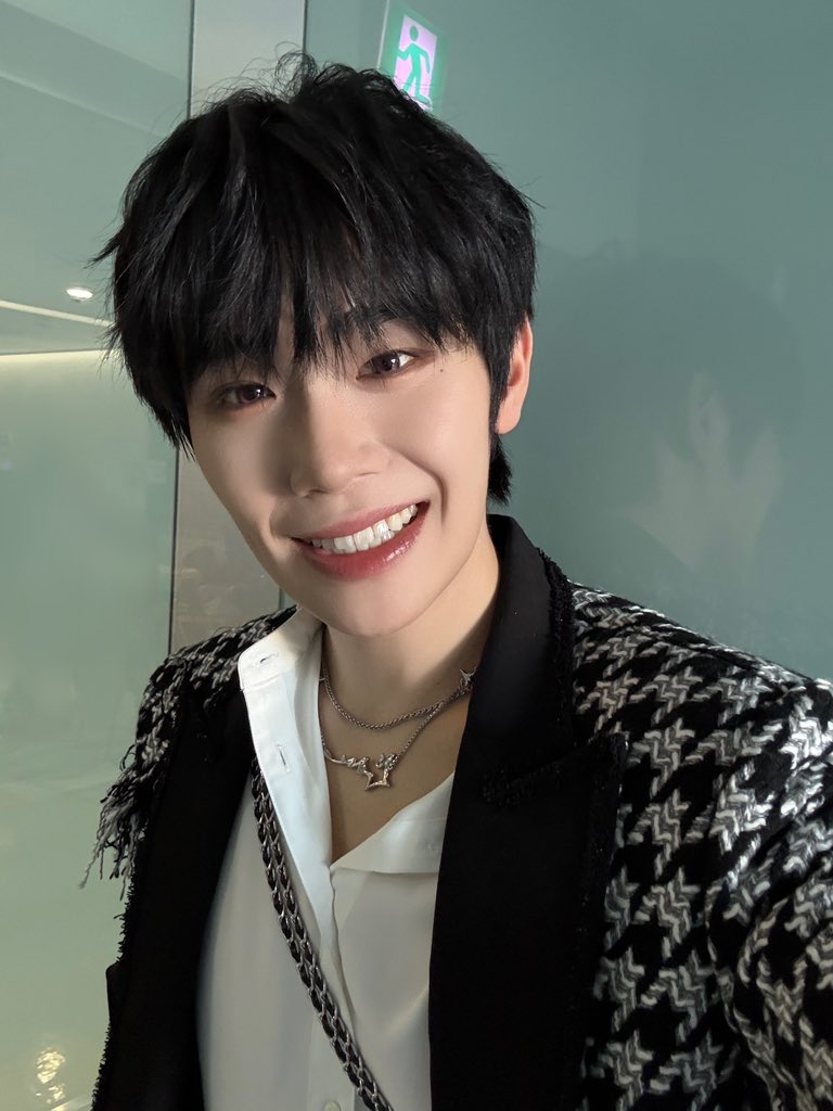 linosooj's tweet image. The pink lenses are crazy