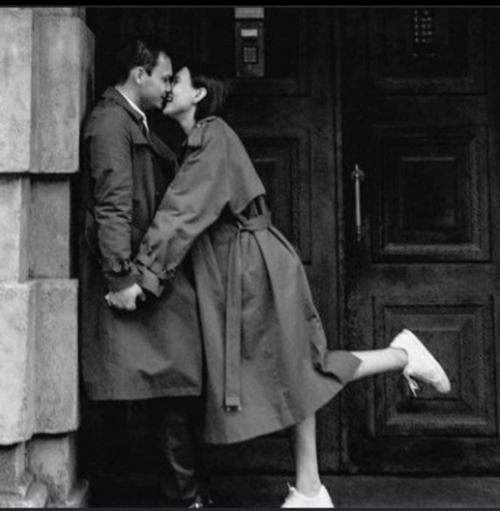 Göğüs kafesimde bir kalbim
Kalbimde bin hevesim.

Furuğ Ferruhzad