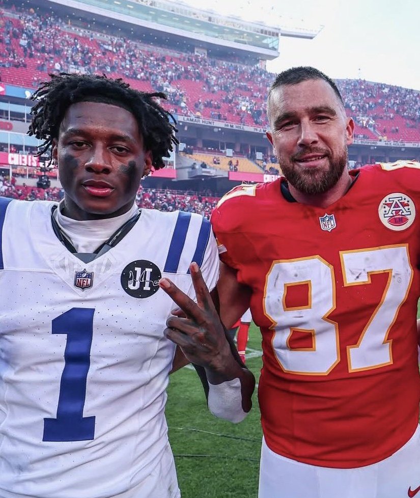 Bearcat brothers 🤝 Travis signed his game worn jersey for Sauce