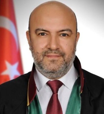 aplusmedya's tweet photo. 🚨Anahtar Parti’den 11. Yargı Paketi Eleştirisi: “Örtülü Af Niteliği Taşıyor”

Anahtar Parti Genel Başkan Yardımcısı Oğuz Sadık Aydos, 11. Yargı Paketi ile getirilen infaz düzenlemelerine ilişkin açıklamalarda bulundu. 

Aydos, söz konusu düzenlemelerin hukuki anlamda açık bir af olarak tanımlanmasa da, içerdiği hükümler itibarıyla örtülü bir af niteliği taşıdığını ifade etti.

Ceza infaz sisteminde var olan eşitsizliklerin, yeni eşitsizlikler üretilerek giderilmeye çalışıldığını vurgulayan Aydos, bu yaklaşımın toplumda devletin adaleti sağlayacağına dair inancı zedelediğini belirtti.

Adaletin, “herkesin hak ettiği şekilde muamele görmesi” anlamına geldiğini hatırlatan Oğuz Sadık Aydos, ceza infaz sisteminin de bu temel ilke doğrultusunda işlemesi gerektiğini dile getirerek, adaletin gerçekten tesis edileceği günlere olan temennisini kamuoyuyla paylaştı.