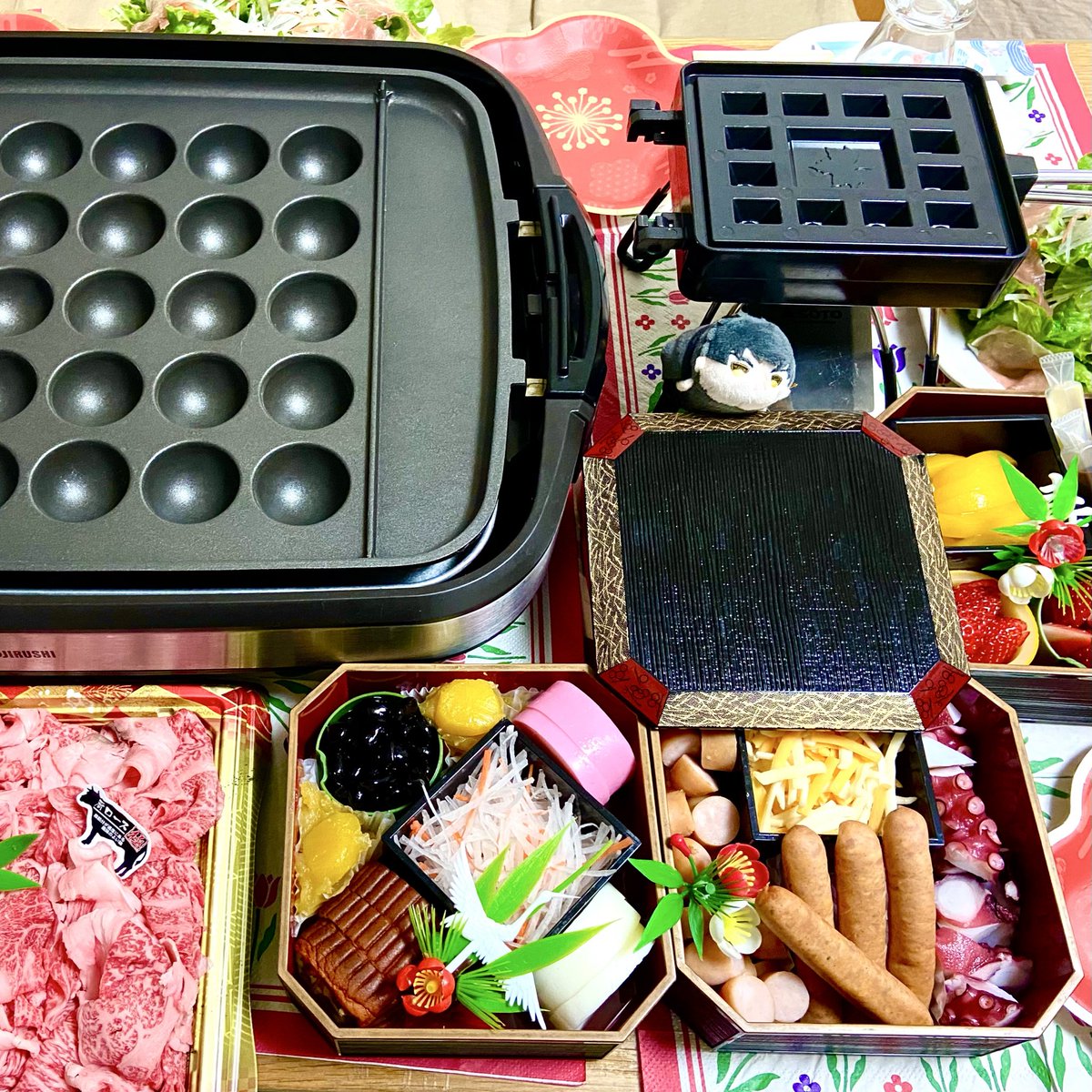 元旦はタコパとワッフル祭🎍
たこ焼き焼いてる横でしゃぶしゃぶ肉を焼き、粉物に粉物デザートを被せる暴挙。
こもちたぬが呆れてそう。おせちは好きな物しか入れないスタイルなので、おせちがおせちでは無い😅