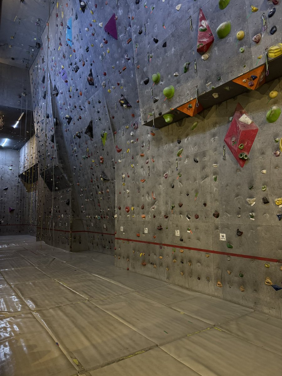 Начинаю год на пустом скалодроме 😌🥰