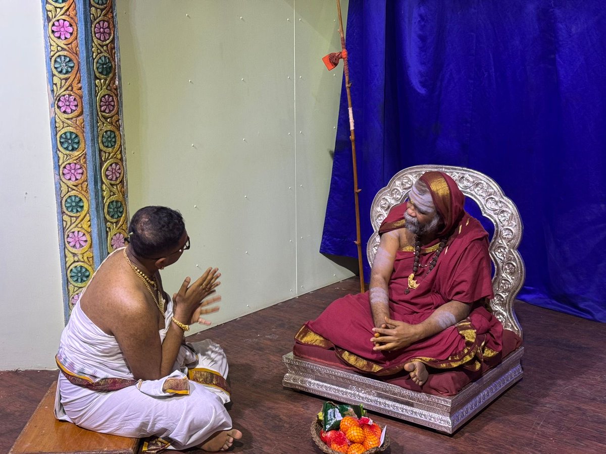hariharapurmath's tweet photo. Dushyant Sridhar having the darshan of Mahaswamiji in Chennai today
#Hariharapura #GuruParampara #Chennai #Dharmayatra https://t.co/YteW9pTpHZ