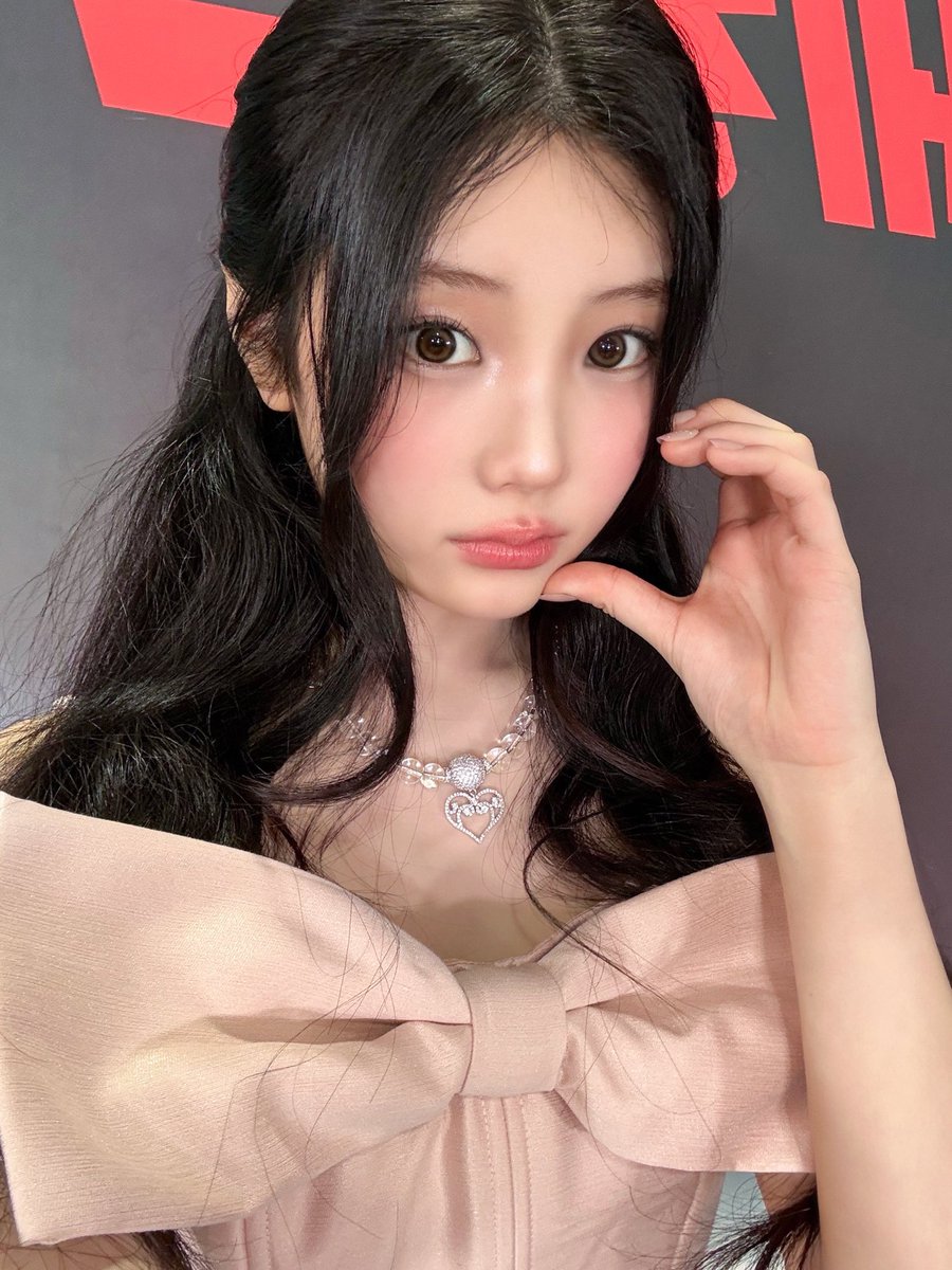 Wlnhee's tweet image. Gayo Daejejon feels like magic ✨ Soft lights, sparkly details, and a heart full of excitement. Starting the year dressed up, smiling lots, and making memories I’ll want to keep all year long 💭 Let’s have a good one together! ♡