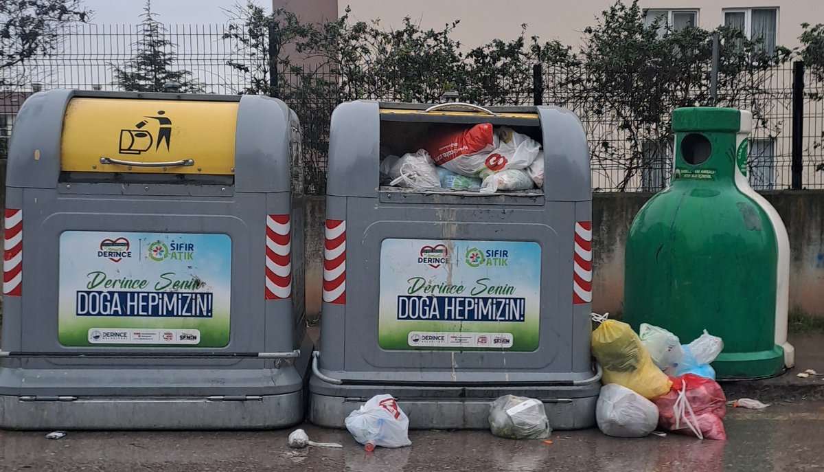 Çöp konteyneri doluysa, çöplerin mecburen yere bırakılması anlaşılabilir. Bu durumda belediyenin temizlik ekiplerinin çalışmadığı izlenimi de oluşabilir.
Ancak hemen yanında gerçekten boş olan bir çöp konteyneri varken, çöplerin ısrarla yere bırakılmasını anlamak güç.
#2026yılı