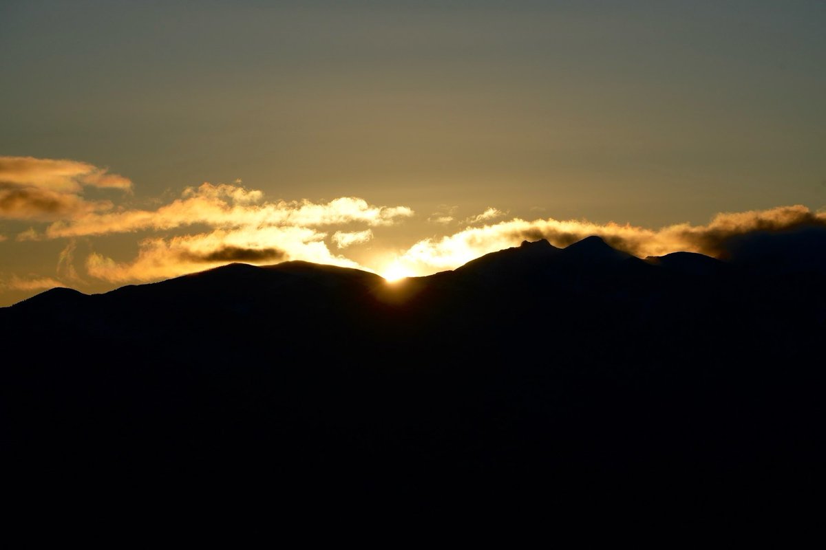 ss02190's tweet photo. あけましておめでとうございます🌅
今年も宜しくお願い致します。
また今年も夜中の3時起きから登山して初日の出撮ってきました笑 https://t.co/ea7vRoPiPn