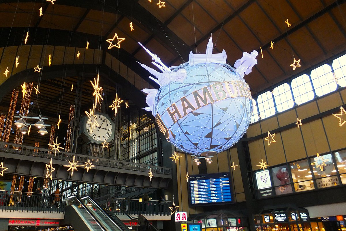 Ein frohes, gesundes u. erfreuendes Jahr 2026!🍀
Ich hoffe, alle Kater, die nicht mit Fell daherkommen, sind mittlerweile vertrieben.
Was für ein lausiges Wetter am Neujahrstag! Früher haben wir an dem Tag für des Gatten Modellbau Raketenstöcke gesammelt. Wäre heute auch nix.
!B