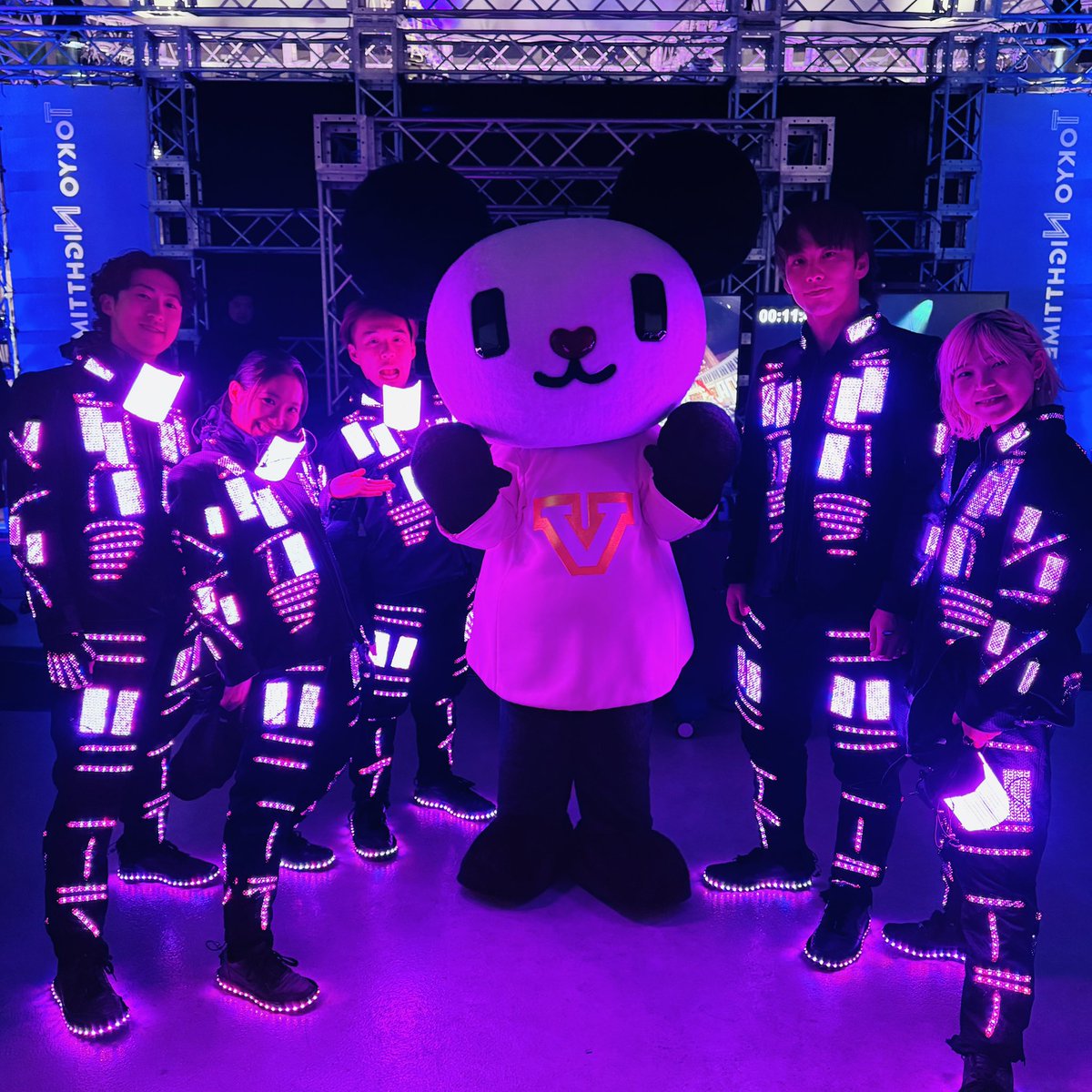 改めまして明けましておめでとうございます。MPLUSPLUS DANCERSです☀️
カウントダウンイベントが無事に終わりほっとしています。沢山の素敵な方々と共演でき、2026年最高のスタートですね！！
共演したゴーちゃん(<a href="/gochan_V/">ゴーちゃん。</a> )とお写真撮っていただきました！
ゴーちゃん、次は一緒に光ろうブイ！✨️🏁