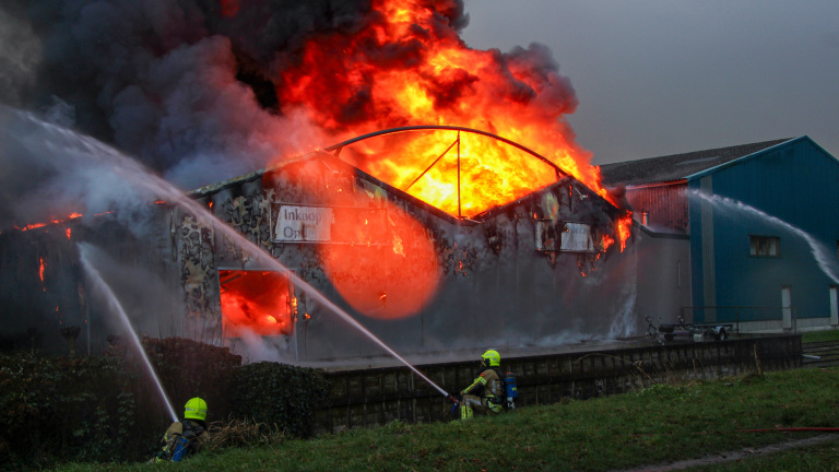 Grote brand bij bedrijf in Noord-Scharwoude