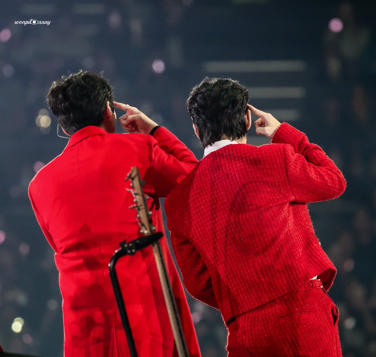 PIL_essay's tweet image. 251221 'The Present' 
#영케이 #YoungK #원필 #WONPIL #데이식스 #DAY6