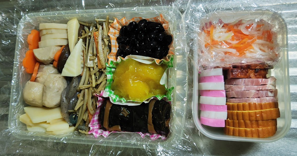 お正月休み🎍
明日うちに来る予定だったのに発熱らしい…
いまのところ元気で食欲はある、とな。

🍱ギュギュッと詰めて…
汁漏れ防止にラップ大活躍
見た目は少々アレだけど💦

玄関前へお届け～🚲️💨