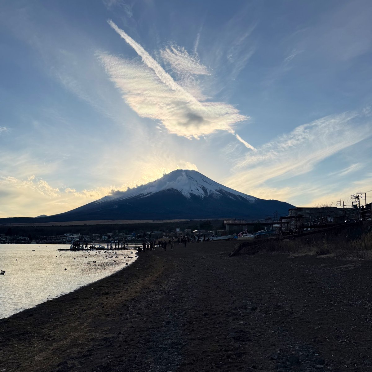 あけましておめでとうございます！

年末に見返したドラマにこんなセリフがありました。

「人は誰でもすぐに山頂をみる。しかし、山頂に達するには山裾の長さを歩かなきゃいけない」

裾野を一歩ずつ
来た道を振り返りながら
時々仰ぎつつ歩んでいきます🐎

良い１年になりますように！
#ライスカレー
