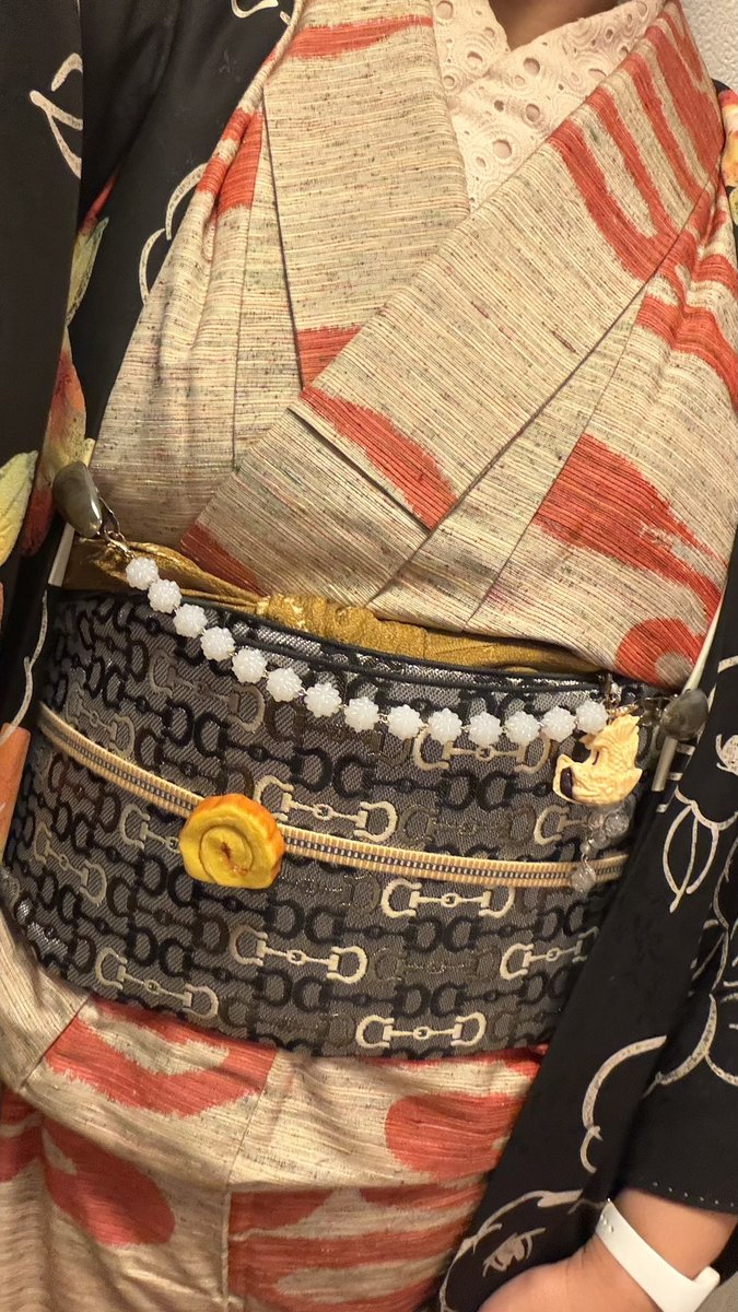 2026年初きものはコレ
新年は母の着物を着ることにしております

帯はTSUBAKIANさんのホースビット兵児帯(ブラック)です、買ったの10月末だったけどお正月に新しいのが良いなと思って今日おろした！めっちゃ素敵！だいすき〜〜🥳