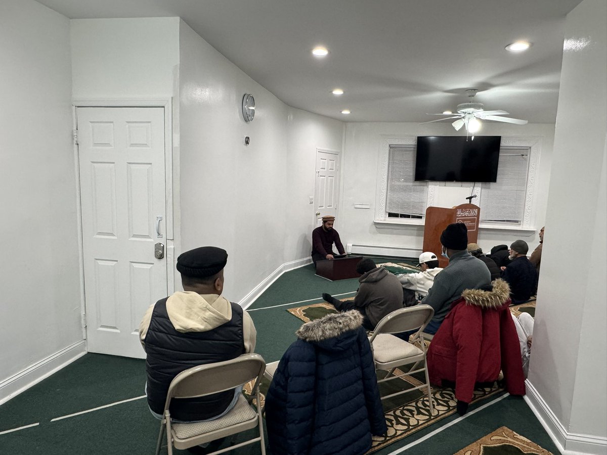 MkaBronx's tweet photo. By the grace of Allah, bronx held its new years congregational Tahajjud/ Fajr salat. After prayer we got a chance to hear a great dars delivered by Regional Qaid sb. It highlighted the importance of self assessment and much more. 
JazakAllah !!! https://t.co/fuKTyCbthr