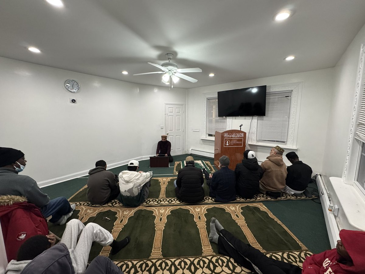MkaBronx's tweet photo. By the grace of Allah, bronx held its new years congregational Tahajjud/ Fajr salat. After prayer we got a chance to hear a great dars delivered by Regional Qaid sb. It highlighted the importance of self assessment and much more. 
JazakAllah !!! https://t.co/fuKTyCbthr