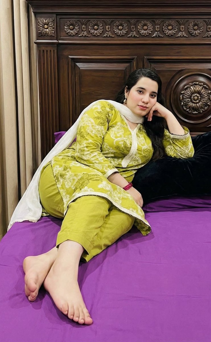 Zimal_1's tweet image. جس دن پاکستانی بیگمات بال ایک سائیڈ پر کر لیں سمجھو آج کاروائی کے موڈ میں ہیں. 🥵👅🤭