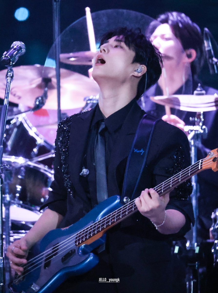 20251221 the present 
#영케이 #YOUNGK #데이식스 #DAY6

새해복많이받으세요🦊