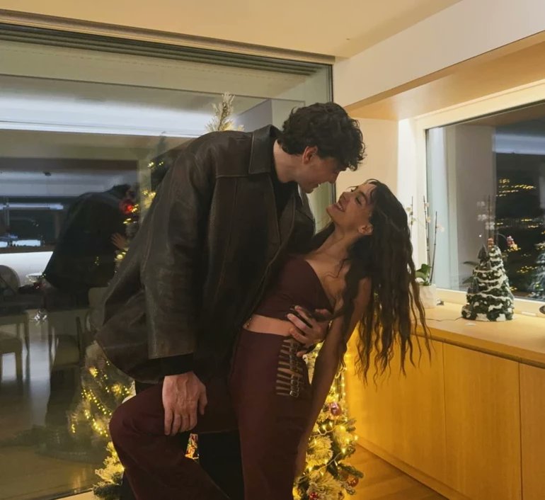 Η Ebru Şahin μοιράστηκε αυτή τη φωτογραφία με τον σύζυγό της, τον  μπασκετμπολίστα Cedi Osman, προσθέτοντας τη λεζάντα «Επίσημα 2026».