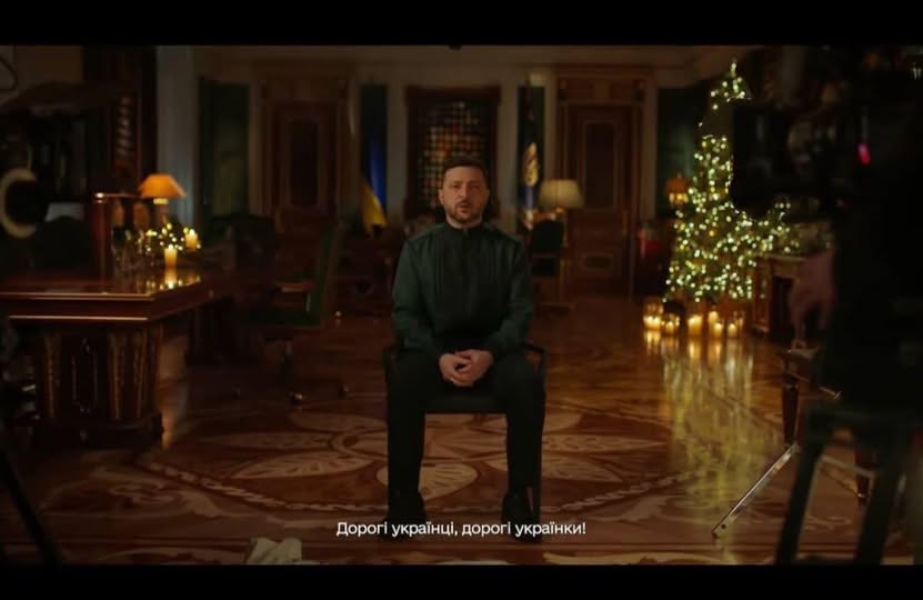 Той, хто мав стояти перед нацією на колінах, вітав українців сидячи.
Вітав з наступним важким роком випробувань, що створила вся його корупційна команда мародерів, всі найближчі друзі, куми.
Це президент якої країни?
Де державні символи країни?
Дуже сподіваємося, востаннє!
Амінь.