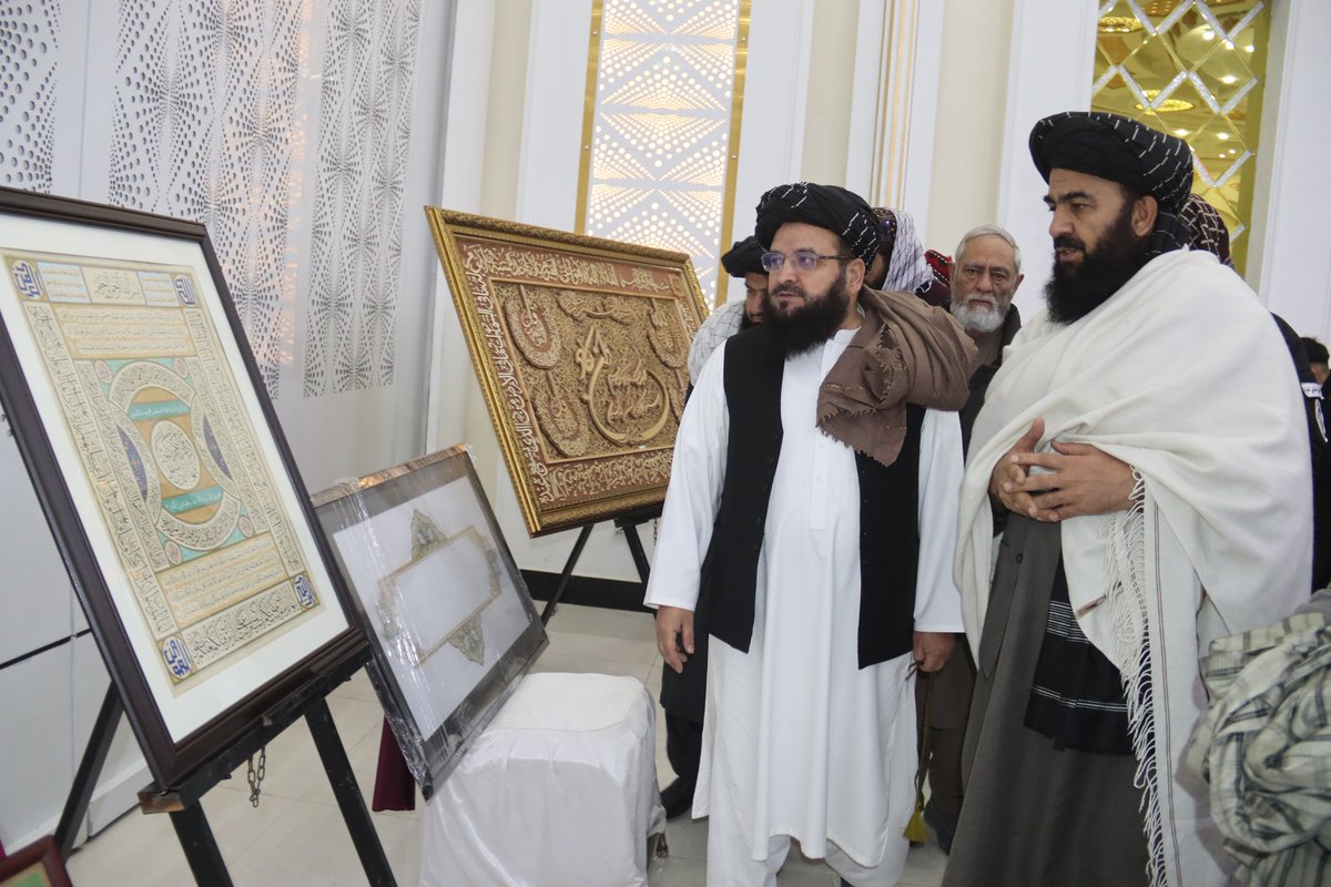 د ۱۴۰۴ لمریز کال د #فرهنګي او هنري جایزو وېش غونډه ترسره شوه

پنج شنبه(۱۴۴۷ د رجب المرجب ۱۱مه) د اطلاعاتو او کلتور وزارت د فرهنګ او هنر معینیت اړوند د خلکو فرهنګ ریاست له لوري د ۱۴۰۴ لمریز کال د فرهنګي او هنري کانکور جایزو د وېش غونډه ترسره شوه، چې پکې د فرهنګ او هنر معین مولوي