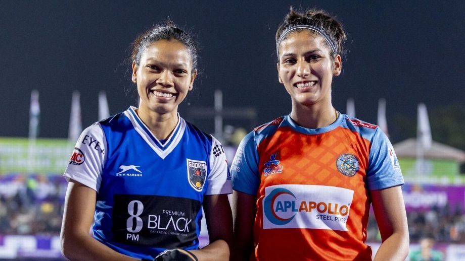 KiranSingh1996's tweet photo. Itβs a battle of speed and skill in the Womenβs Hockey India League! The high-octane clash between SG Pipers and Shrachi Bengal Tigers is underway. Who will take the lead in this intense encounter? Tune in now! π₯
#WHIL #WomensHockey #HockeyIndia #Karuppu https://t.co/Bi6xKEPbiQ