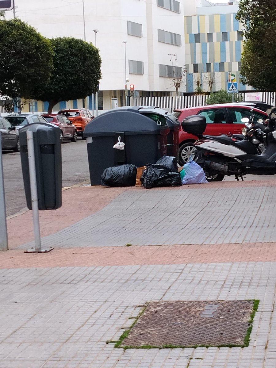 Qué bien empezamo el año en er Corte Inglé se nota los dos millone de euro de mā que la dao <a href="/PPAytoCadiz/">Grupo PP Ayto Cadiz</a> a <a href="/LimpiamosCadiz/">Limpiamos Cádiz</a> Grande labor ade <a href="/jctbcdz/">José Carlos Teruel</a> ahora os contará que trabaja tambié de verwensa el primer día del año pareçe er día de reye acostumbrarse a la estampa
