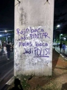 uyabss's tweet image. Klo dia pintar, dia gak bakal jd polisi 🙃