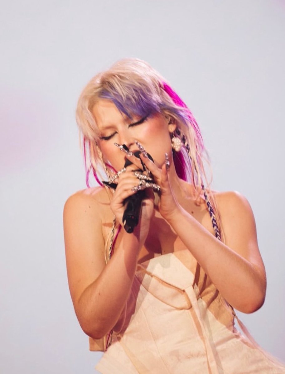 sofiiacollnews's tweet image. Feliz año nuevo y feliz cumple a nuestra gran artista @sofiiacoll !! Te deseamos lo mejor y por un año lleno de música y conciertos tuyoss. 
Felices 27 !!!  🎂💗🎉