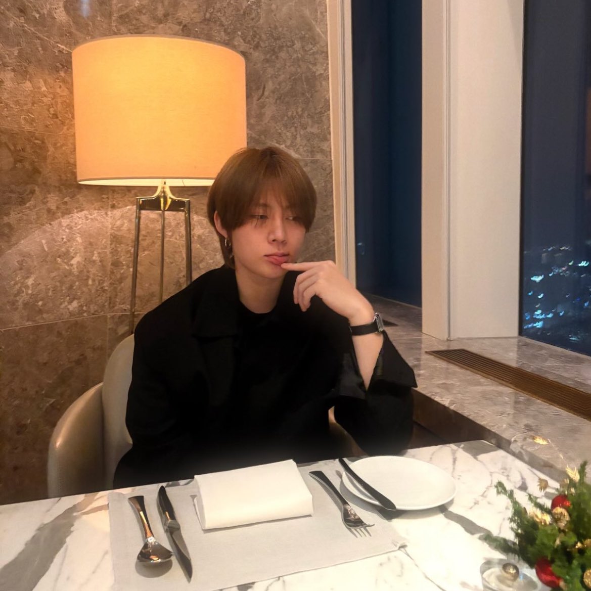 현민님 새해부터 얼굴공격 심하시네……💘