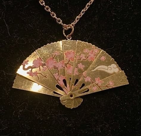 aesttics's tweet image. Foldable fan necklace