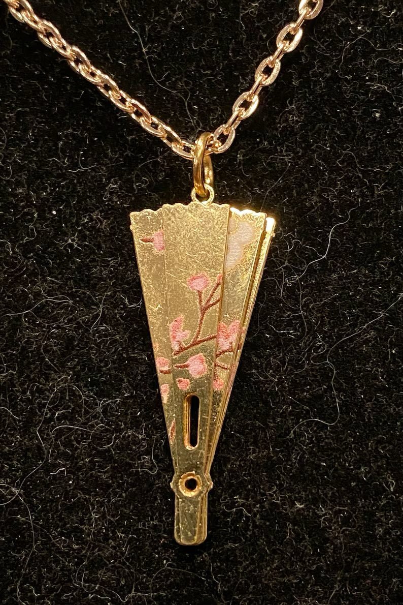 aesttics's tweet image. Foldable fan necklace