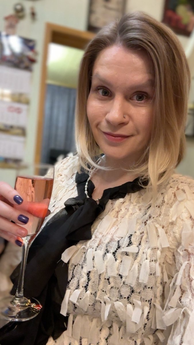 AvSpoon's tweet image. Вчера душевно встретили Новый Год с Мишиными родителями, погулять сходили перед самыми курантами, так уютно в посёлке, погода прям постаралась🥰