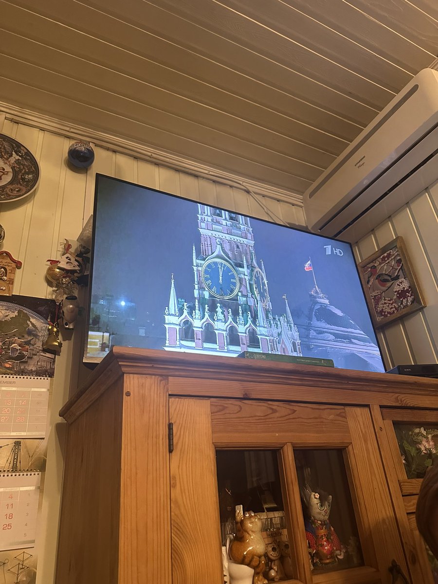 AvSpoon's tweet image. Вчера душевно встретили Новый Год с Мишиными родителями, погулять сходили перед самыми курантами, так уютно в посёлке, погода прям постаралась🥰