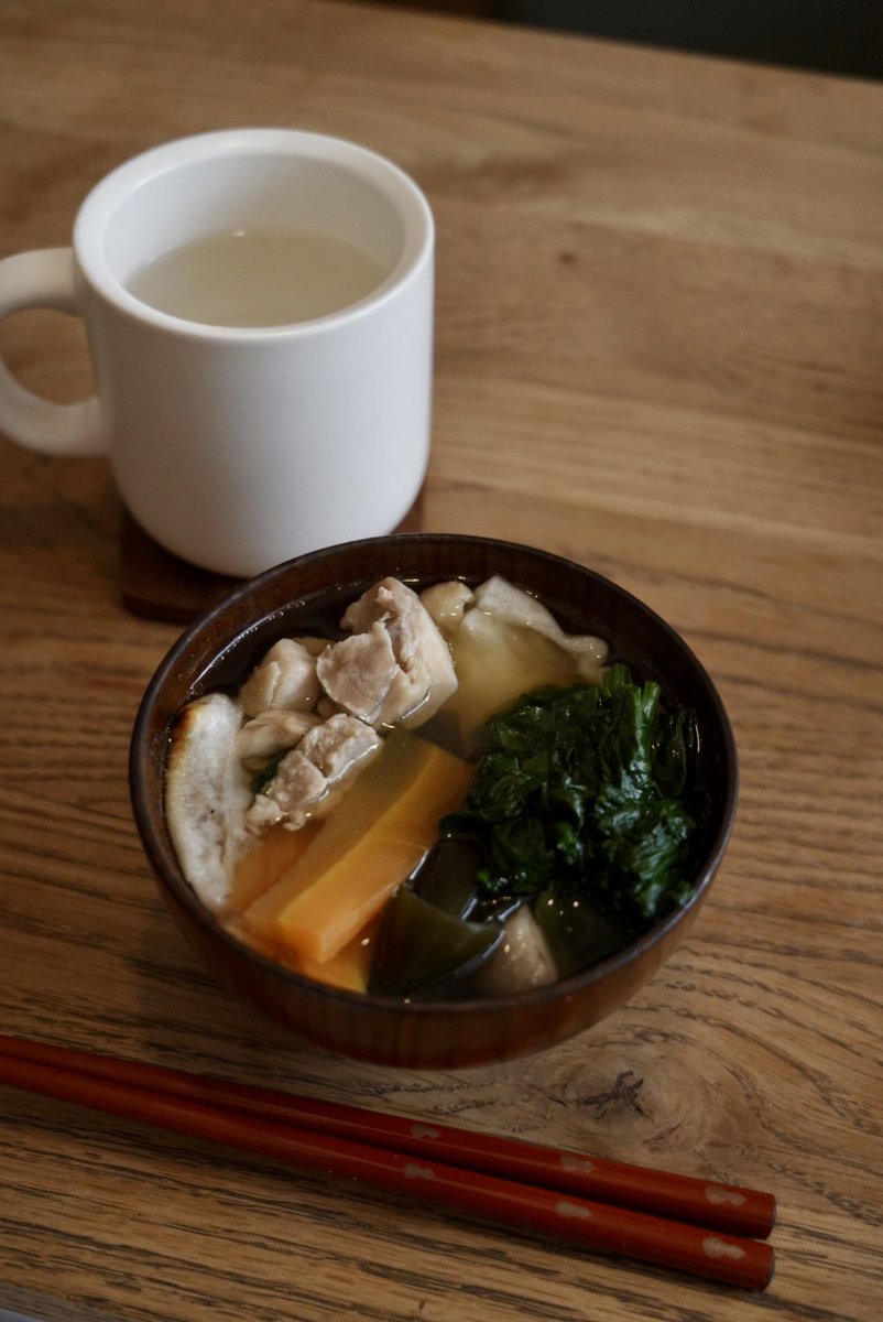 明けましておめでとうございます。
元旦の朝はシンプルにお雑煮で。(おせちを買いそびれただけです)

大晦日の本番で共演者から素敵なお花をいただき、良い気持ちで新年を迎えることができました。

今年も精進してまいりますので、
皆さまよろしくお願いいたします🤲