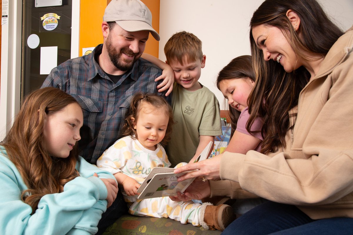 reachoutandread's tweet image. Happy New Year! In 2026, let’s continue turning the page toward brighter futures — one family, one book, one moment at a time. 💕📖