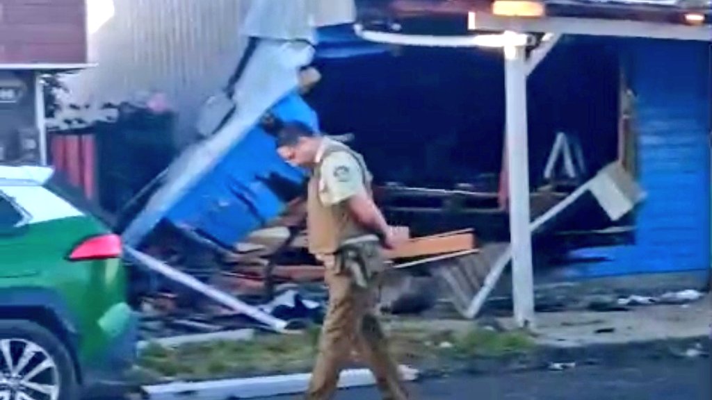 2016cruce's tweet image. ✅ Colisión múltiple deja un vehículo incrustado en vivienda en San José comuna Mariquina.

#sjmq #Mariquina #losrios #valdiviacl #chile #Accidente