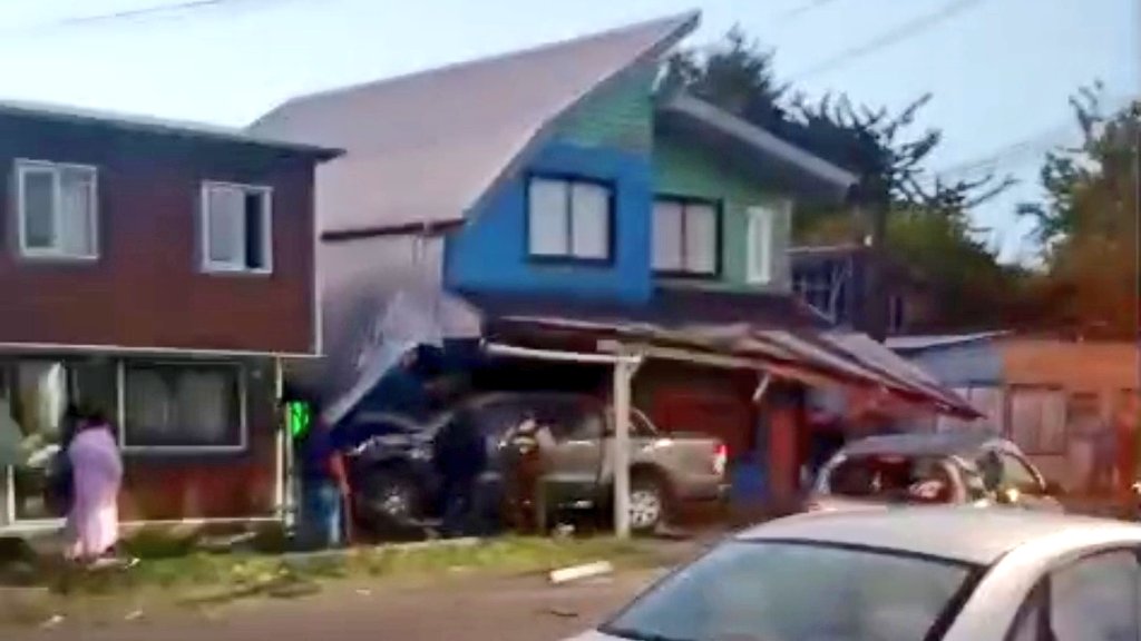 2016cruce's tweet image. ✅ Colisión múltiple deja un vehículo incrustado en vivienda en San José comuna Mariquina.

#sjmq #Mariquina #losrios #valdiviacl #chile #Accidente