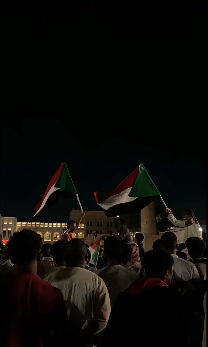 erljiiwho's tweet image. سيظلّ هذا العلم عالياً ، خفاقاً ، على مرّ الدهور و الأجيال ؛ تعبيراً عن كِبرياء أمّة و و عنواناً لعزيمة و شعب 🇸🇩.