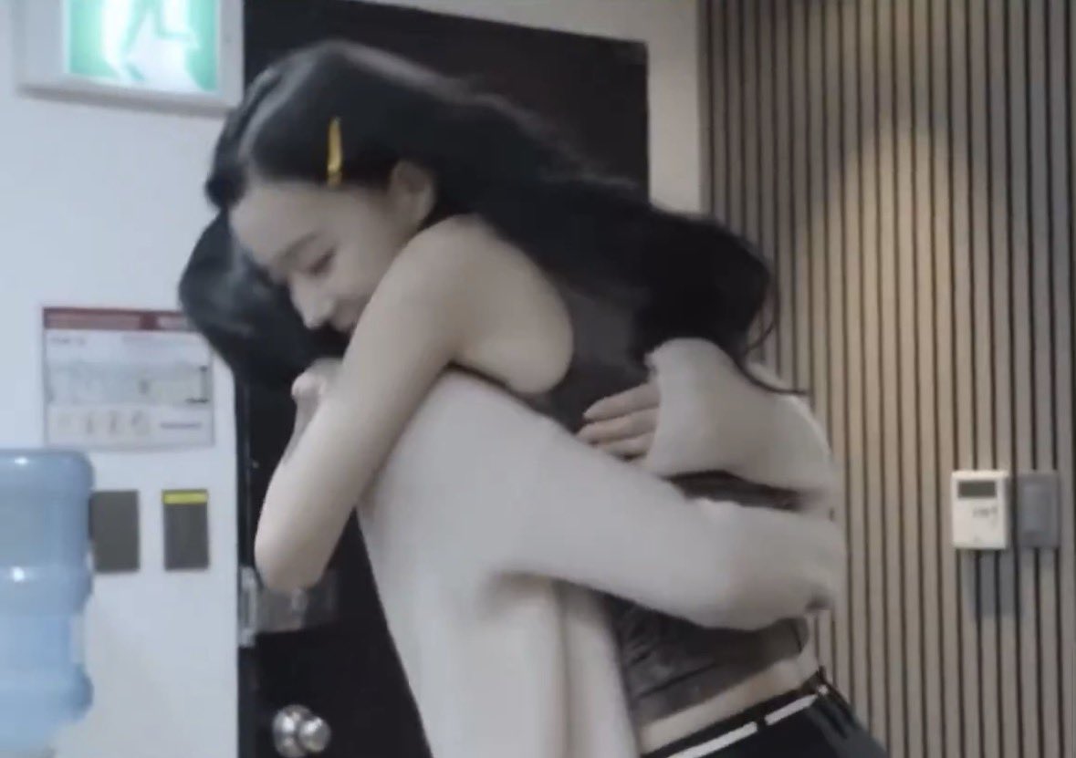 merrym3rx's tweet image. : งั้นอยากให้พี่อุ้มขึ้นหลังมั้ยล่ะ?
: อื้อ ทำเลย 
: ได้เลย
: หรือไม่ตอนที่หนูเปิดตัวพี่ก็กอดหนู
: เดี๋ยวพี่อุ้มเธอขึ้นหลังเดินเข้าเปิดงานเลย
: งั้นพี่อุ้มหนูแบบเมื่อกี้ได้มั้ย?
: โอเค!

อยู่อย่างงั้น เข้าใจ เข้าใจทั้งหมด ให้มันโสดแค่ป้าเอง