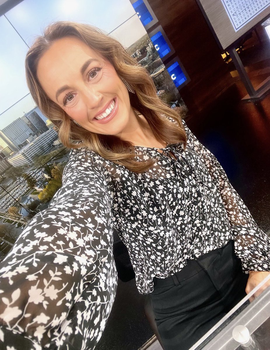 HAPPY NEW YEAR 🥳🍾✨ Kicking off 2026 back in the saddle! I’ll be back at the anchor desk at noon today 🎥