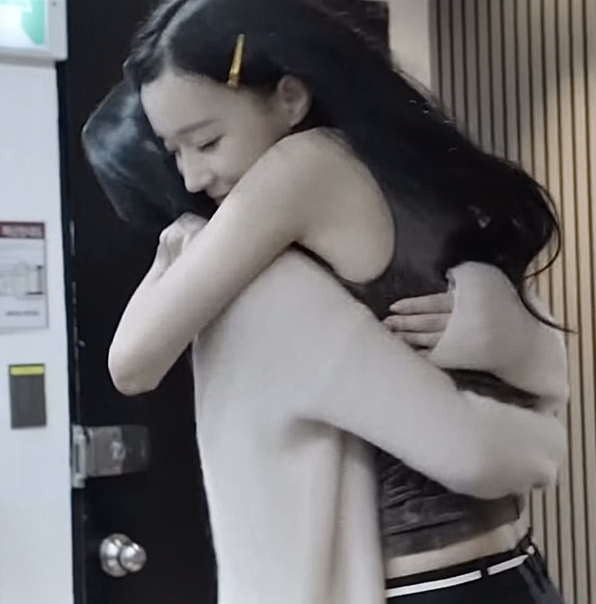 neck grabber mj, closing her eyes and smiling like that while jm lifts her? Waiting for all the jmj authors to comeback from dead, THIS IS A FEVER DREAM