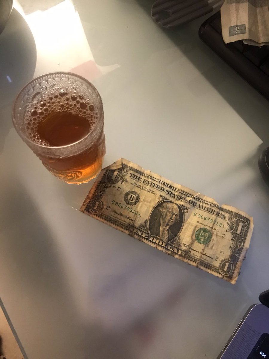 LeYgrek's tweet image. Un verre de thé à la menthe pour me rappeler d’où je viens (vacances au Maroc en 2003), un billet d’un dollar pour me rappeler où je vais (richesse, rêve américain…) 💪🌐