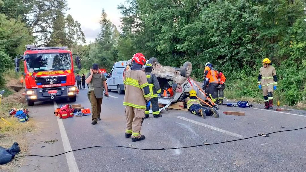 2016cruce's tweet image. ✅ Equipos de emergencia trabajaron en Volcamiento de vehículo altura sector de #Runca en comuna de #Mafil

#losrios #valdiviacl #chile #Accidente